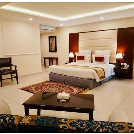 Hotel New Mid City Мултан Екстериор снимка