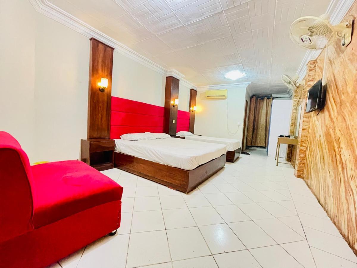 Hotel New Mid City Мултан Екстериор снимка