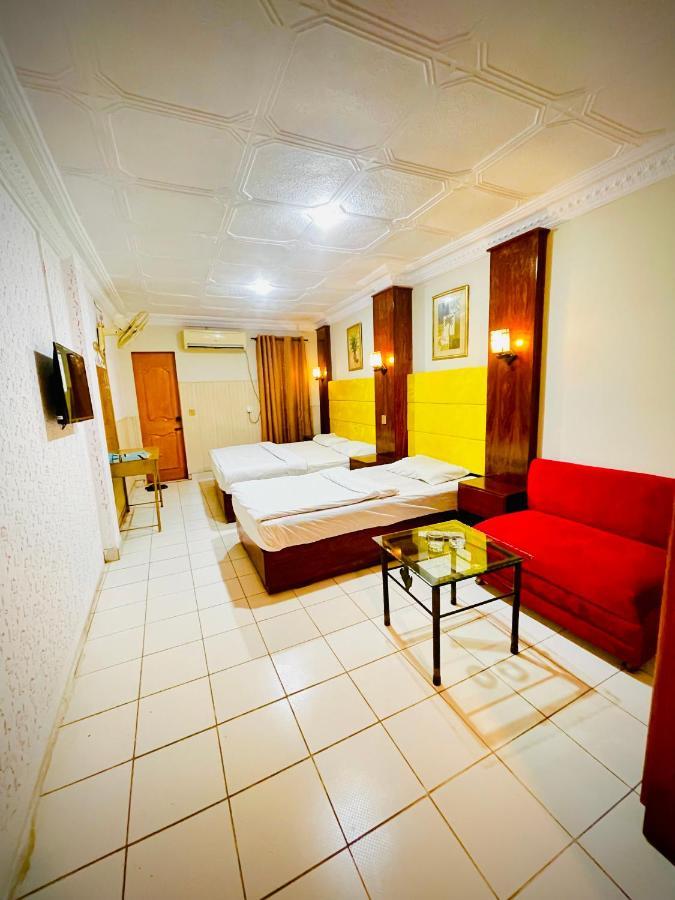 Hotel New Mid City Мултан Екстериор снимка