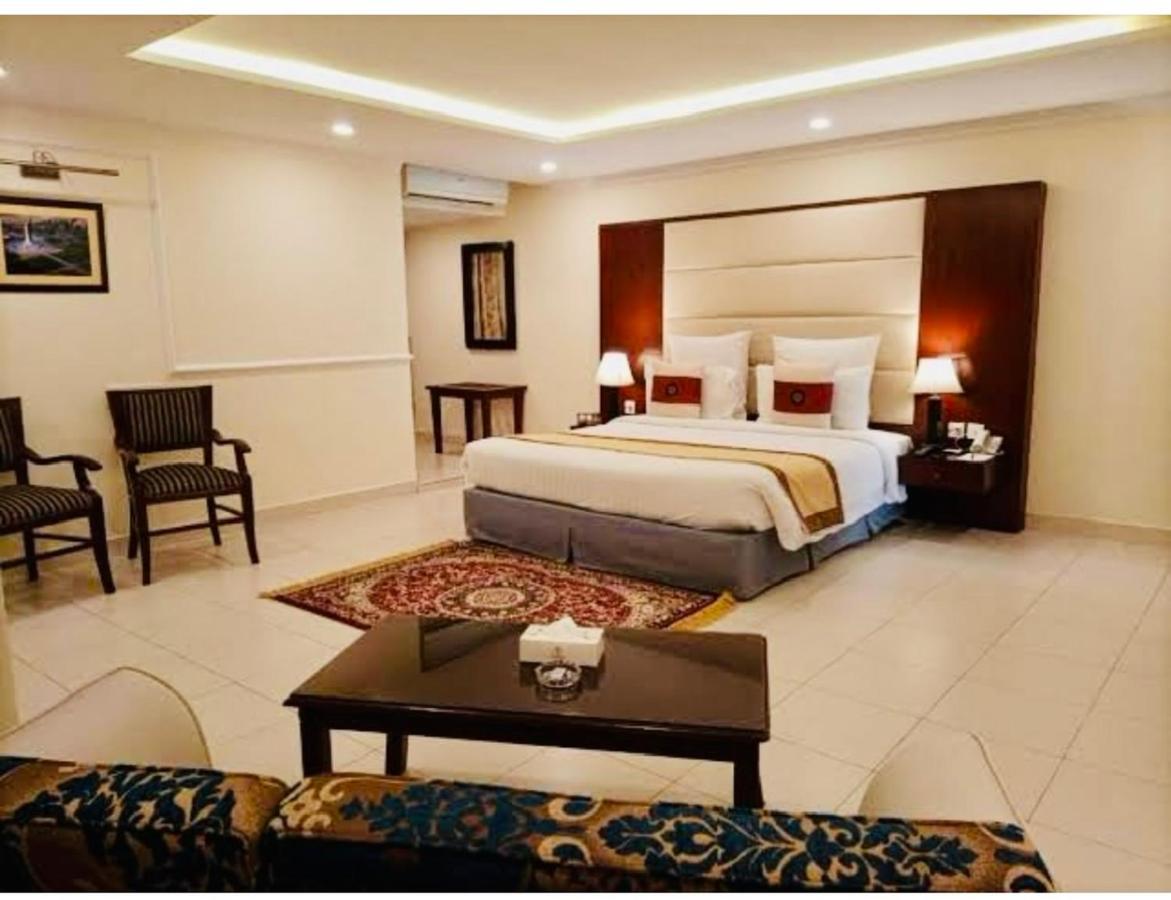 Hotel New Mid City Мултан Екстериор снимка